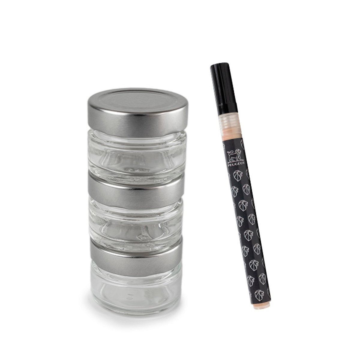 Réservoir transparent vide de poivre ou de sel sur un fond blanc avec un crayon